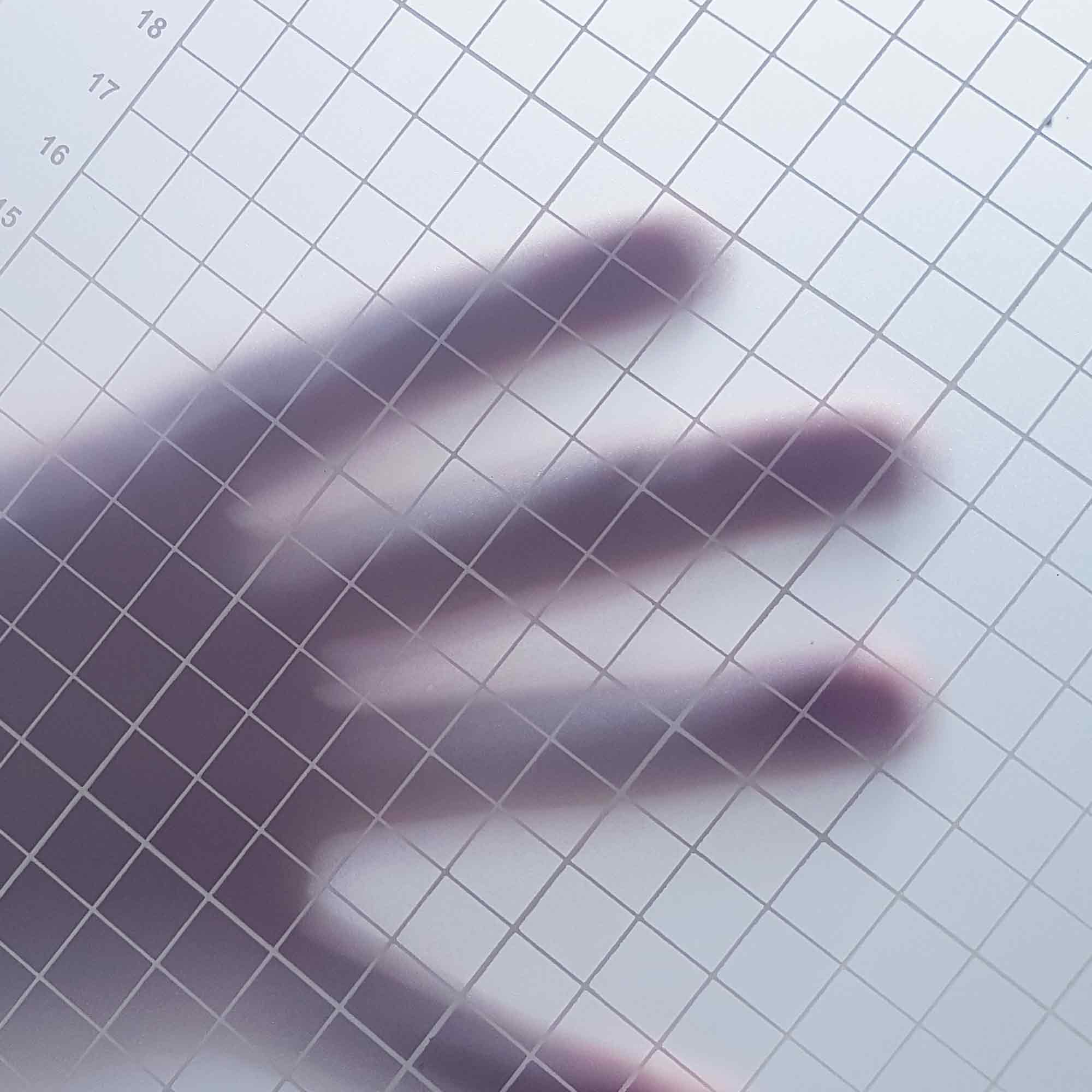 Klare Schneidematte mit beidseitig nutzbarer Oberfläche – perfekt für präzises technisches Arbeiten Transparente Schneidematte – glasklar für präzise Schnitte im B2B-Bereich