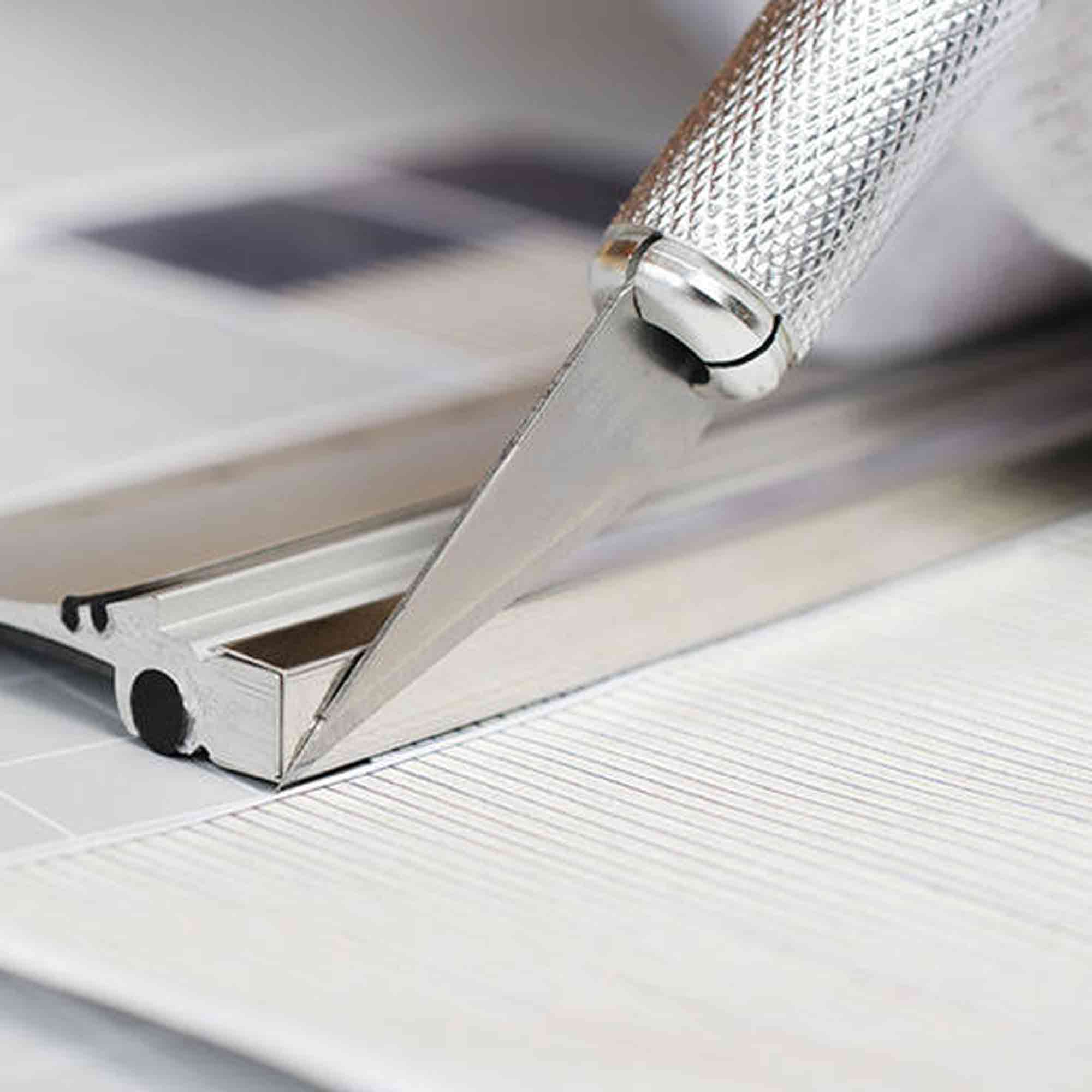 Saubere Schnitte mit dem Grafikmesser Grafikmesser im Einsatz auf Schneidematte beim Zuschneiden von Papier