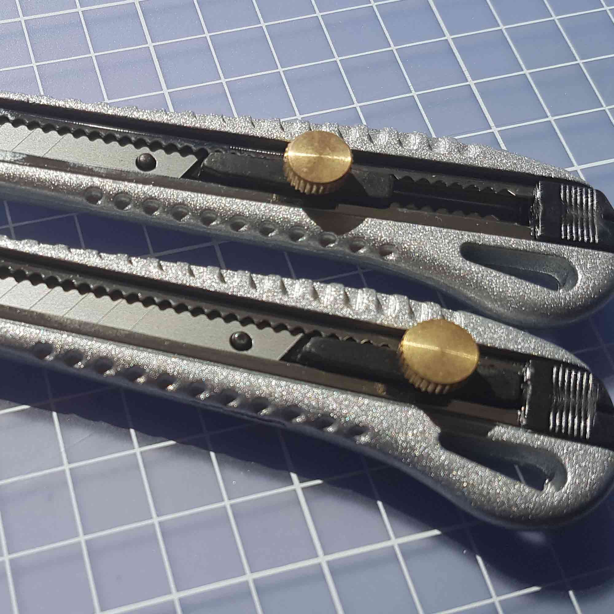 Hochwertiges Schneidewerkzeug mit 9mm Abbrechklinge Cutter mit Metallgehäuse und Feststellrad von FIXUM