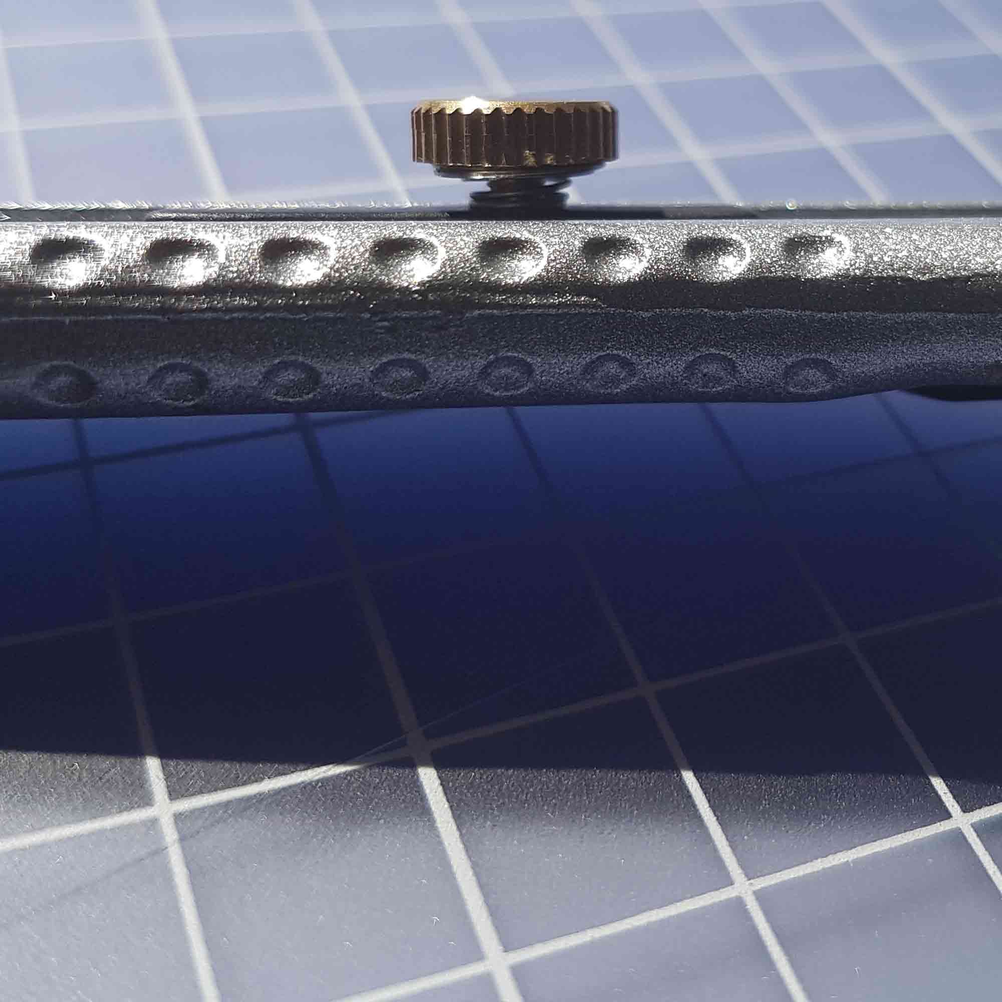 Kompakter Cutter mit Feststellrad – ideal für den Einsatz in der Konfektionierung Cutter für Konfektionierungsarbeiten mit Metallgehäuse