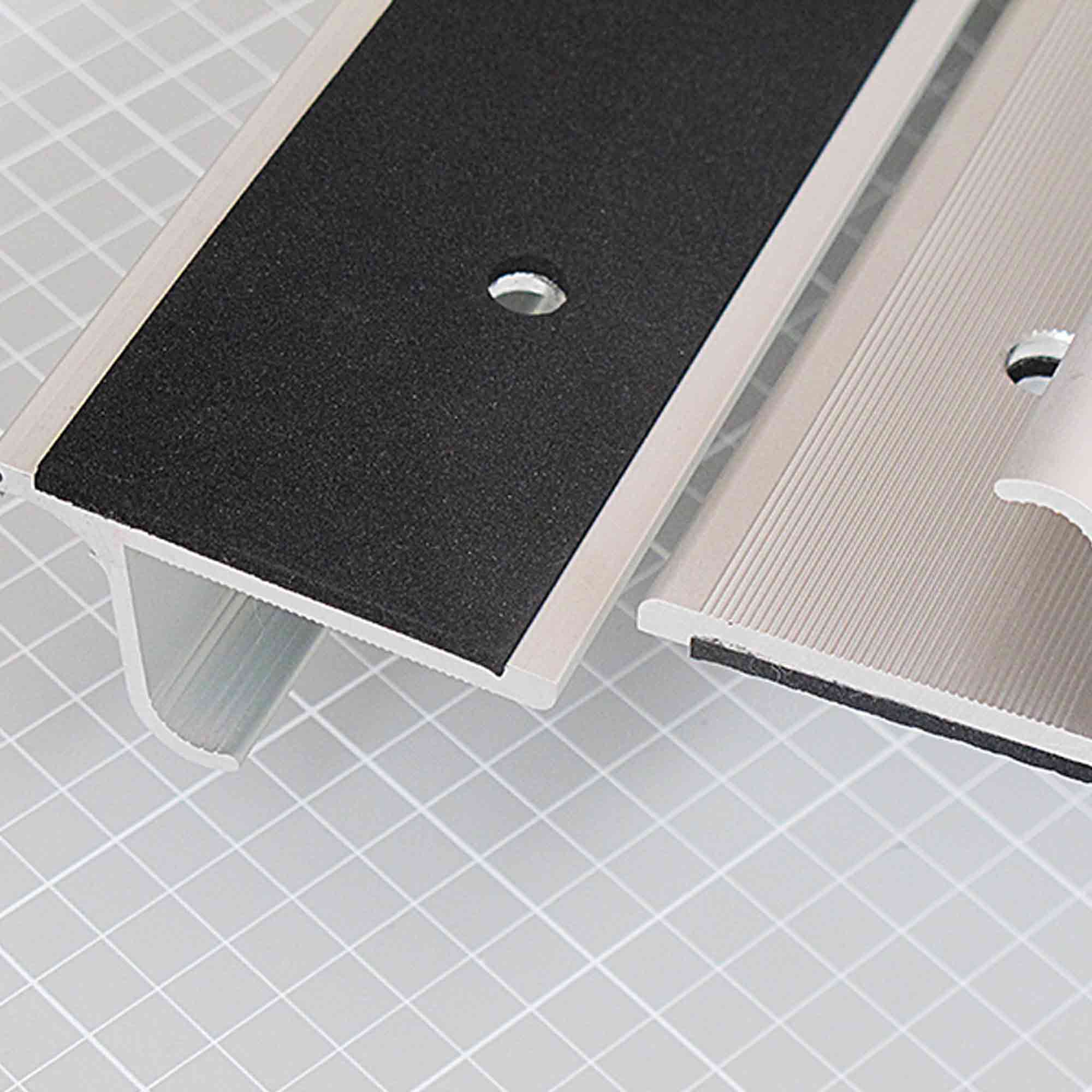 Detailansicht des Sicherheitslineals mit geriffeltem Griffbereich und rutschfester Unterseite für höchste Sicherheit beim Schneiden. Aluminium Sicherheitslineal mit Fingerschutz und rutschfester Oberfläche