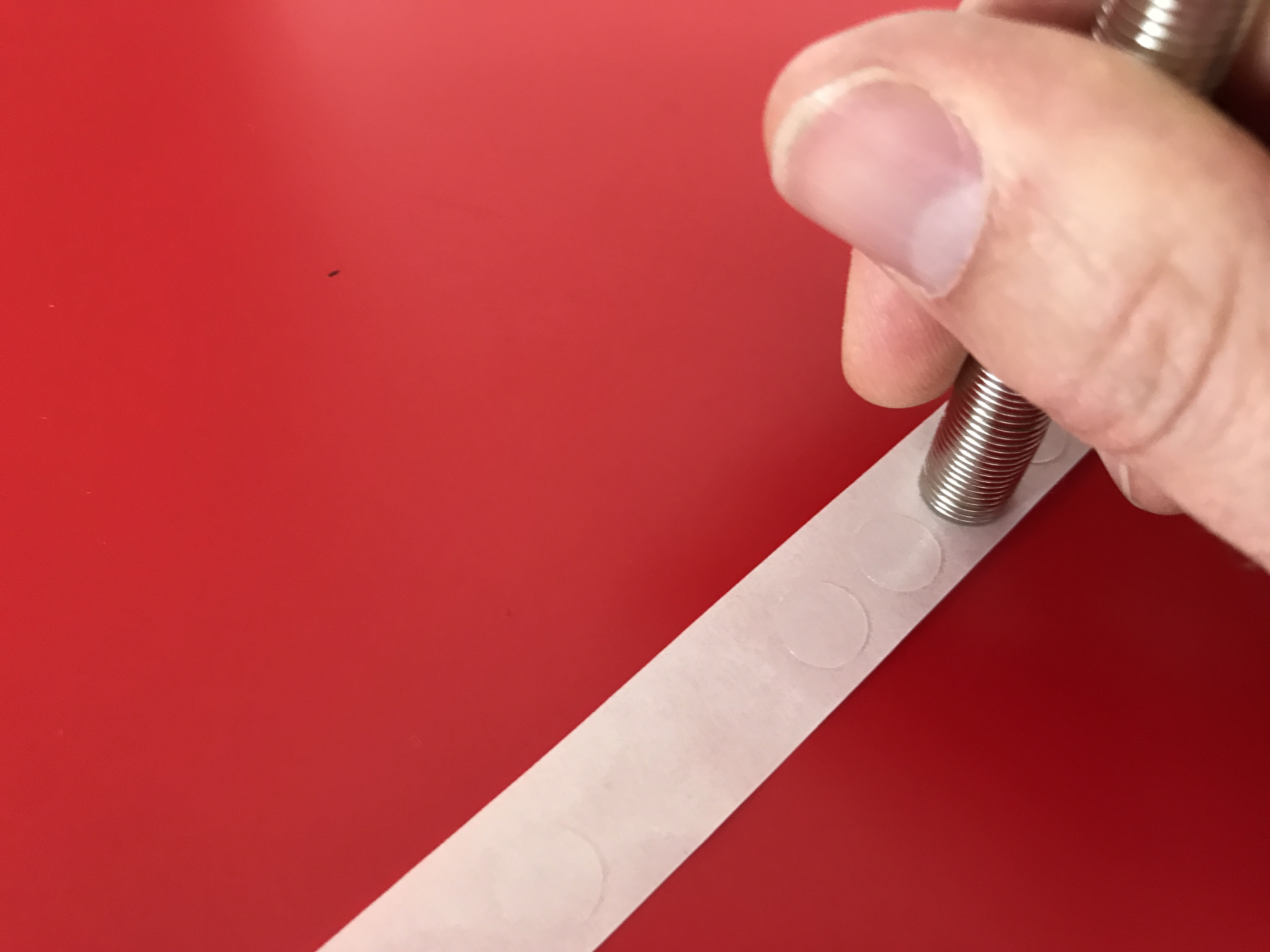 Magnete kleben mit abtupfbaren Klebepunkten