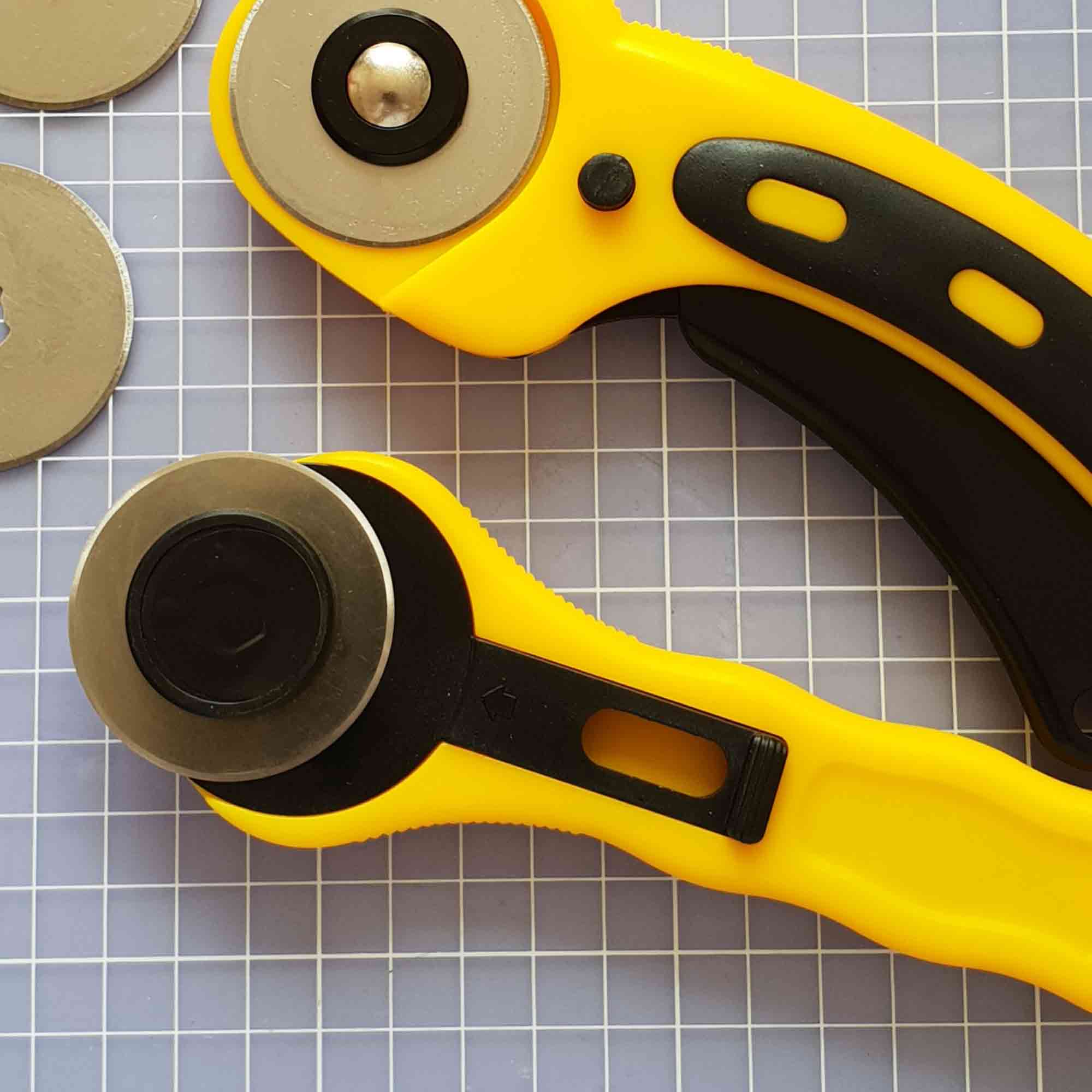 Rollcutter beim präzisen Schnitt durch mehrere Lagen Stoff Rollenschneider 45 mm für Stoff, Papier und Folienzuschnitte