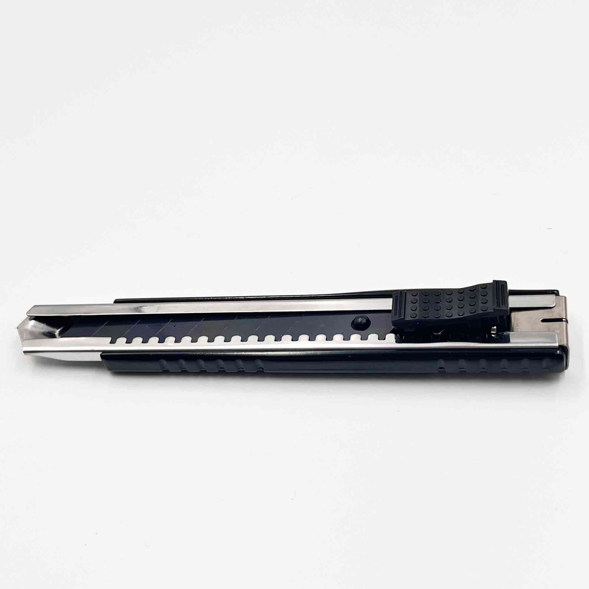 Design trifft Funktion – 18 mm Cutter in Premiumqualität von FIXUM Premium Cutter von FIXUM in elegantem Schwarz