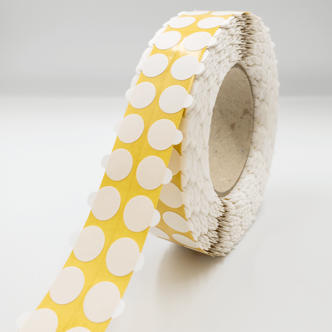 RA213P01C0015_IV doppelseitige Klebepunkte mit Papiervliesträger, lösemittelfreiem Acrylatkleber und Anfasshilfe zum leichten Entfernen der Silikonpapierabdeckung