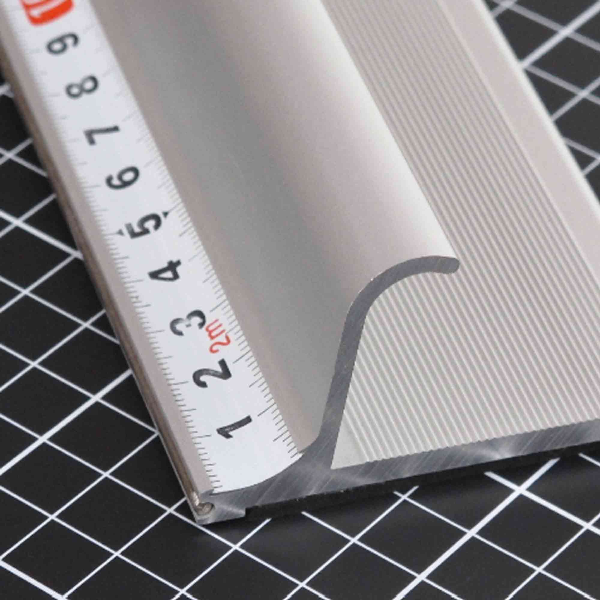 Langformatiges Sicherheitslineal in Industrieumgebung – FIXUM Aluminiumlineal in Aktion Industrielles Sicherheitslineal aus Aluminium mit Stahlkante