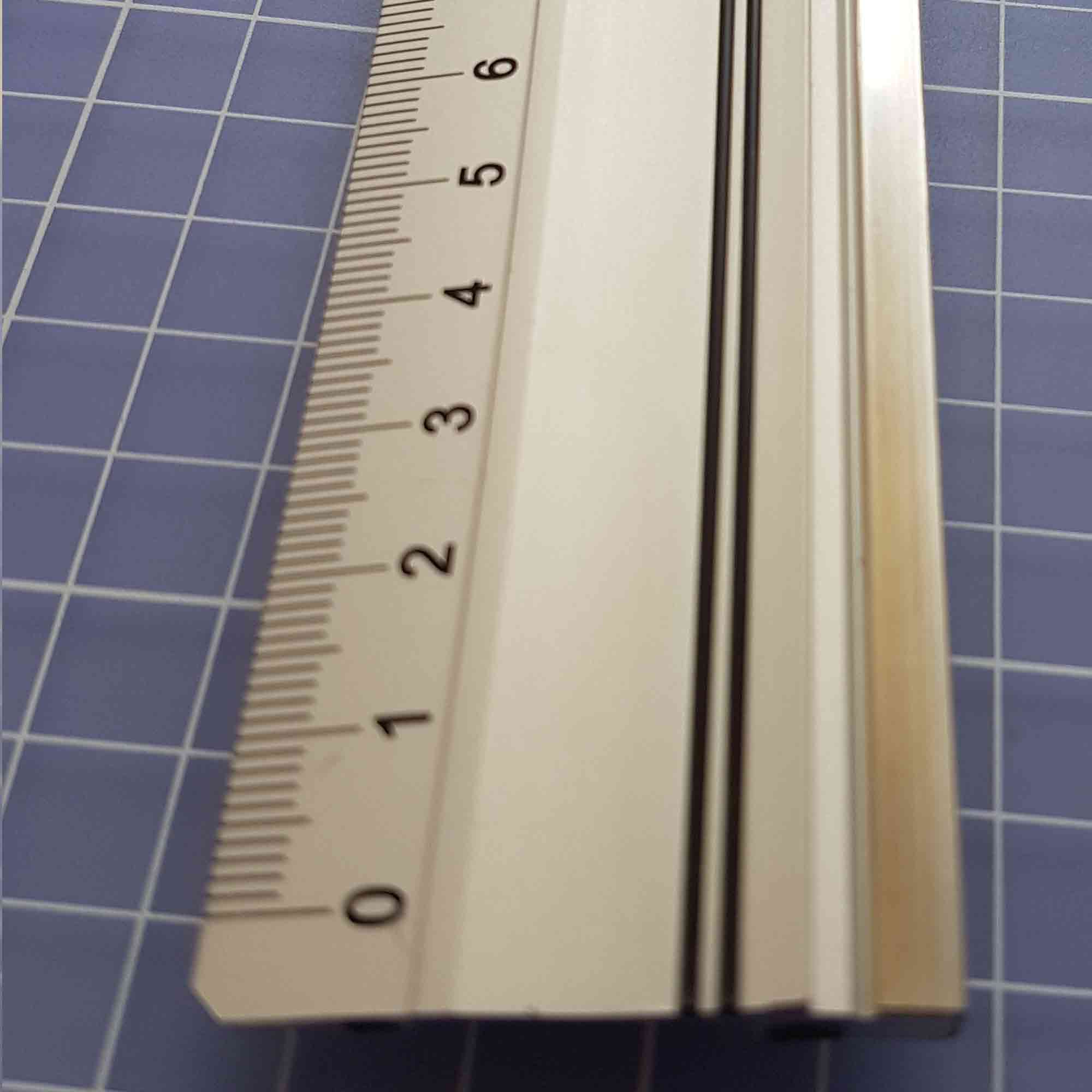 Schneidelineal mit stabiler Stahlkante für exakte Schnitte Detailansicht der robusten Stahlkante am Schneidelineal