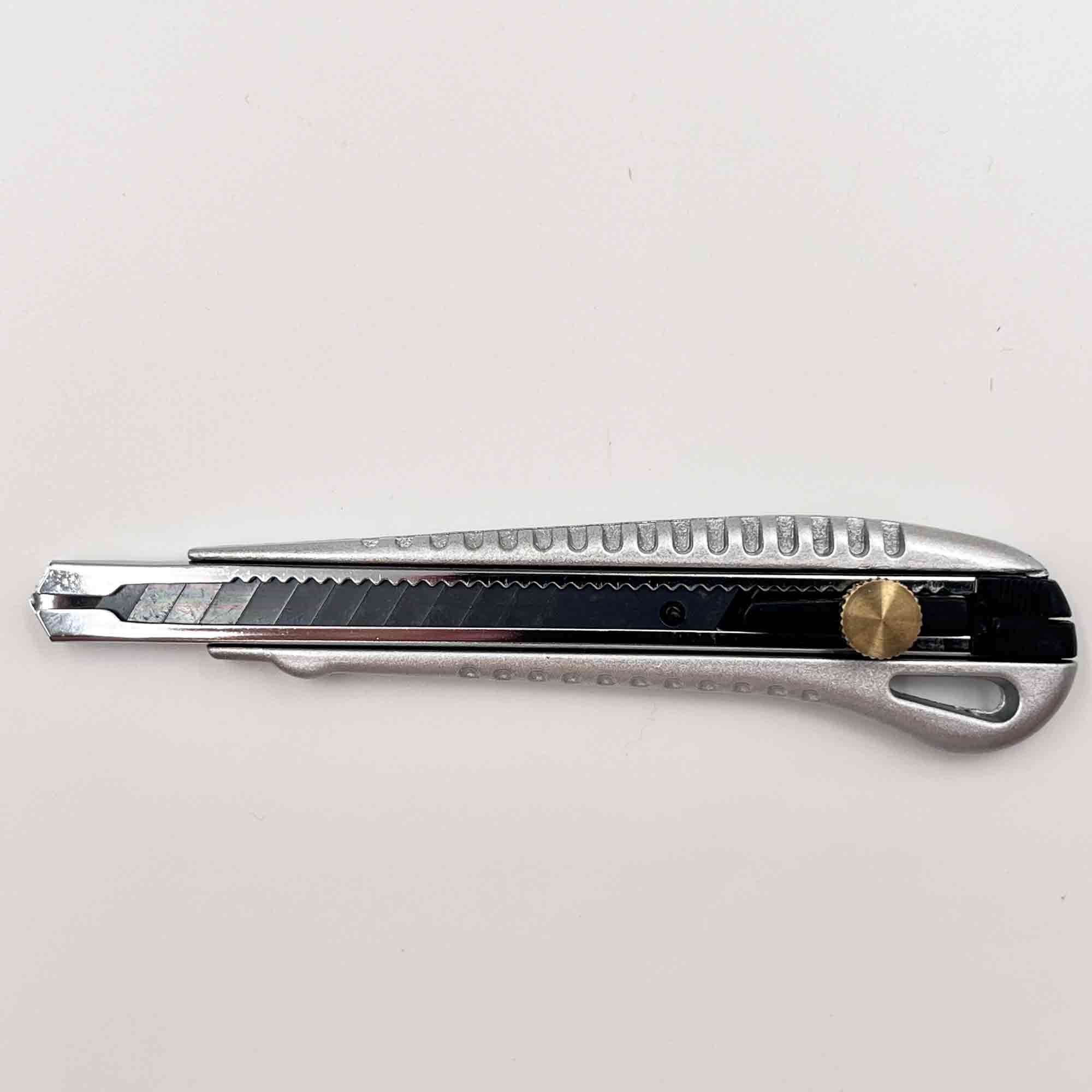 Profi-Cutter 9 mm mit Feststellrad – für saubere Schnitte Profi-Cutter mit schwarzer SK2-Carbonstahlklinge 9 mm