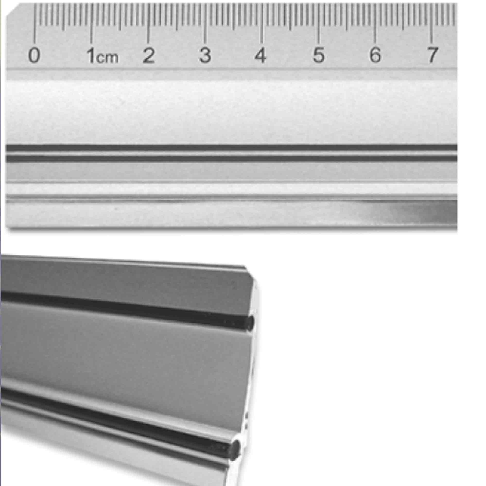 Hochwertiges Aluminiumlineal mit Stahlkante – Frontansicht Freigestelltes Schneidelineal aus Aluminium mit Millimeterskala