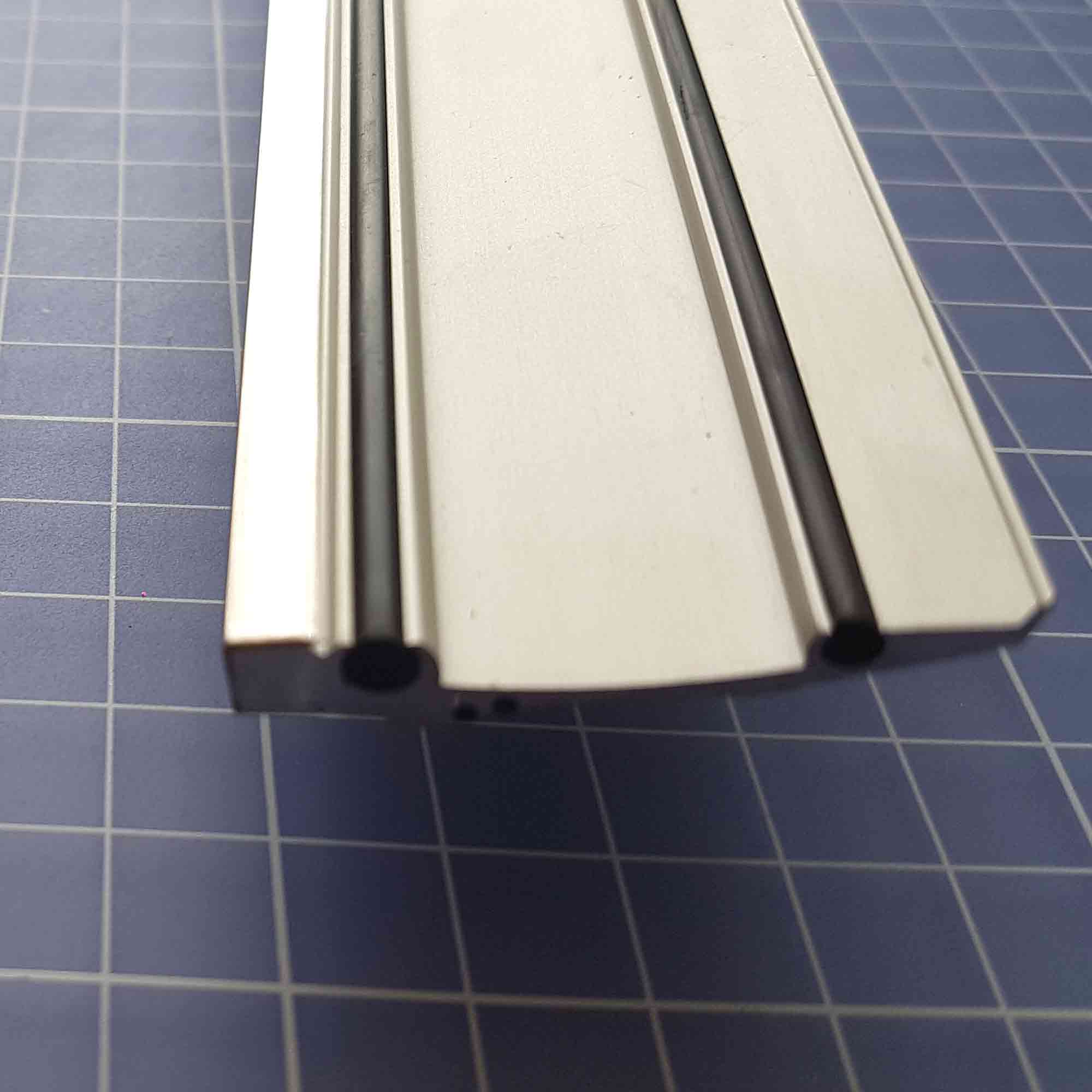 Rutschfeste Unterseite für sicheren Halt beim Schneiden Gummierte Unterseite des Schneidelineals für rutschfestes Arbeiten