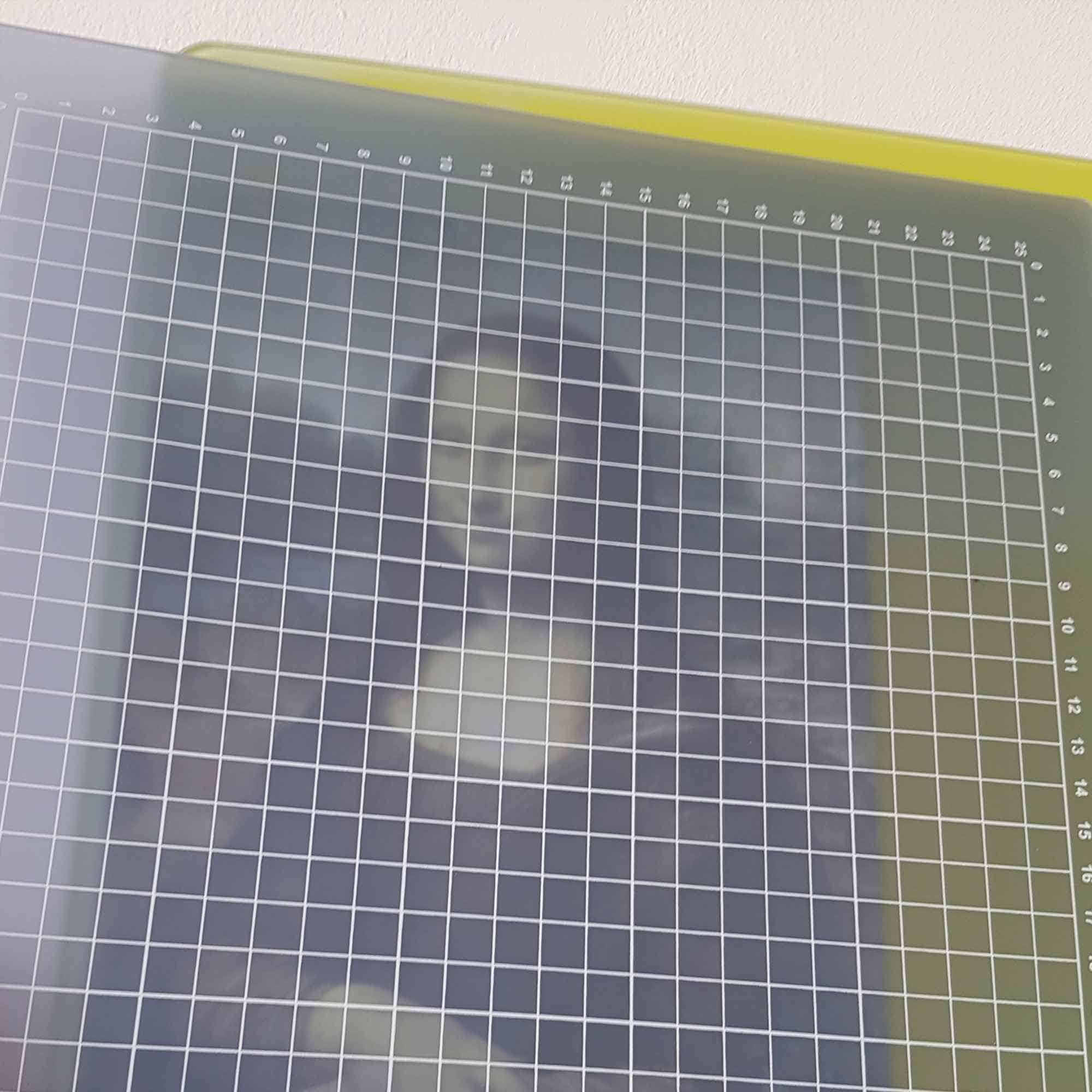 Detailansicht einer transparenten Schneidematte mit selbstheilender Oberfläche und feinem Raster Selbstheilende Schneidematte transparent – präzise & langlebig für Profis