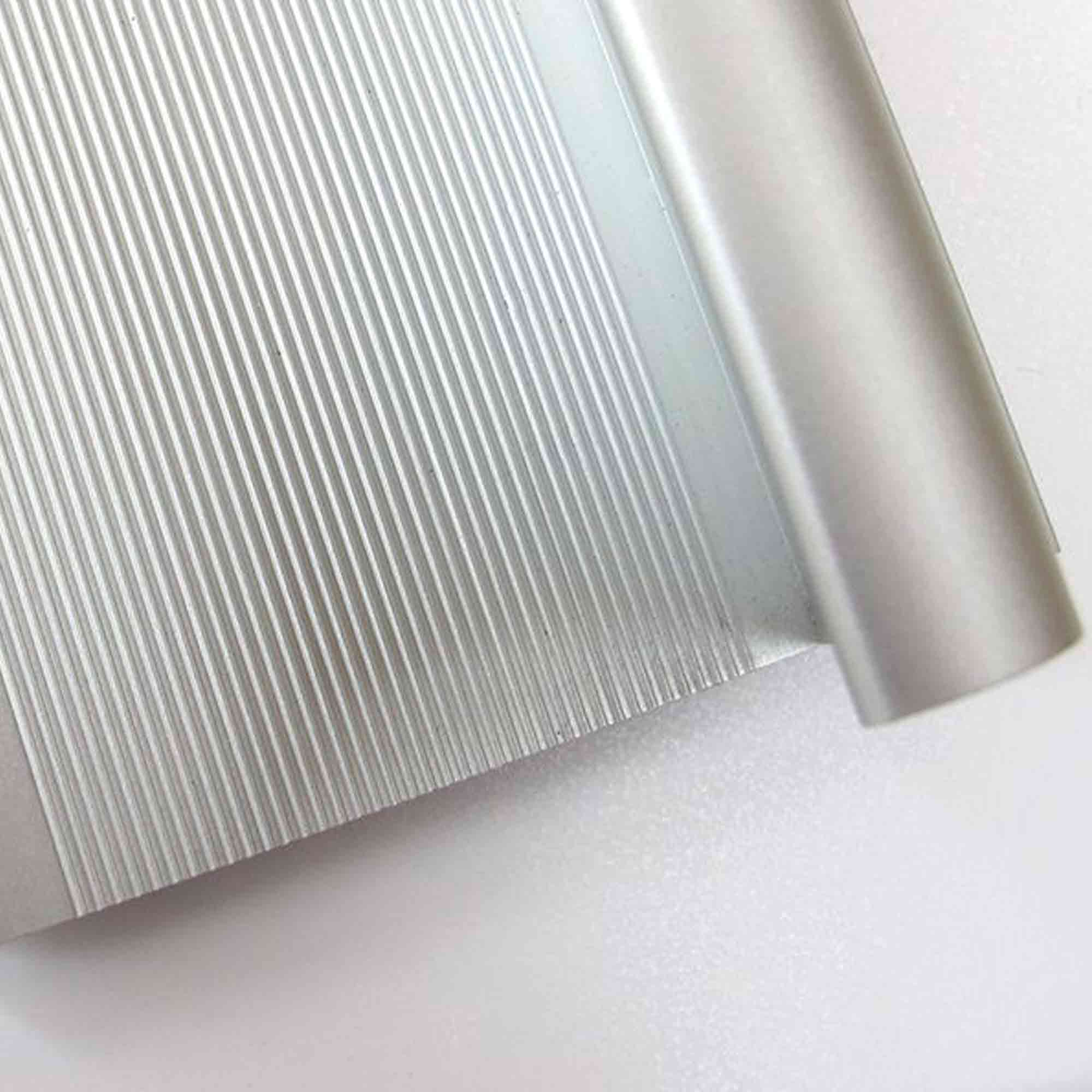 Verpackungszuschnitt mit FIXUM Sicherheitslineal – exakte Kante dank integrierter Stahlkante und rutschfestem Halt. Sicherheitslineal für Verpackungszuschnitt mit Stahlkante