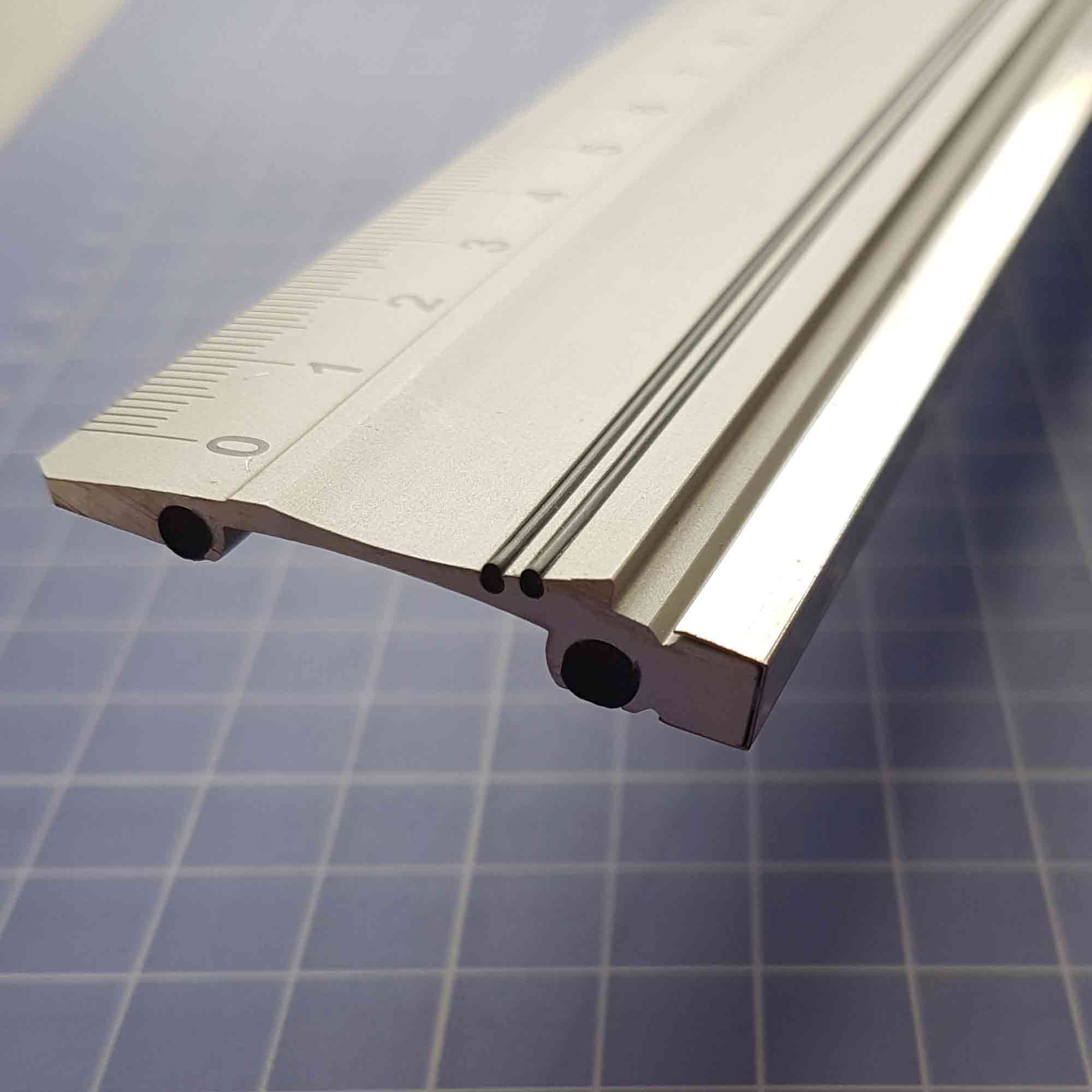 Aluminium-Schneidelineal mit Antirutsch in der Anwendung Aluminiumlineal mit Gummierung beim Schneiden von Papier