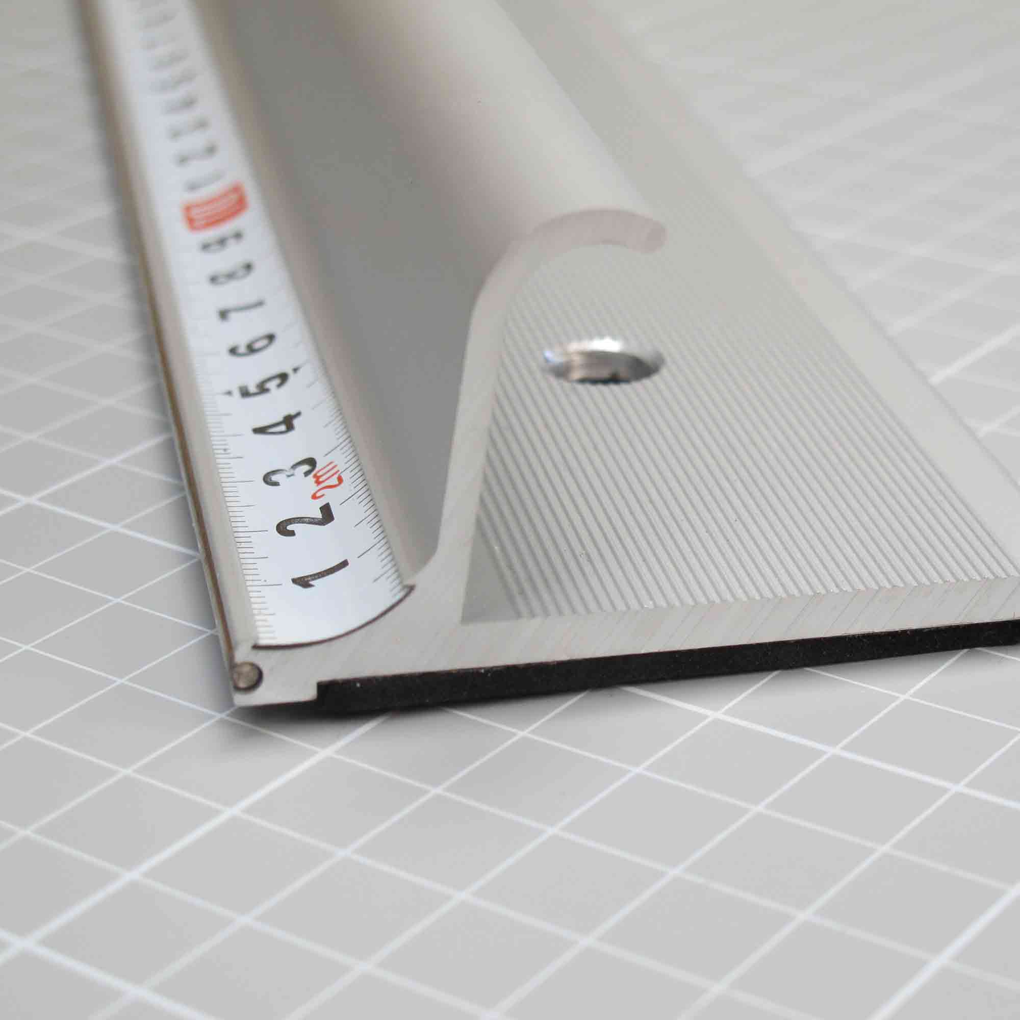 Produktbild des FIXUM Sicherheitslineals mit Aufhängemöglichkeit und metrischer Skala FIXUM Sicherheitslineal mit Aufhängeloch und Skala