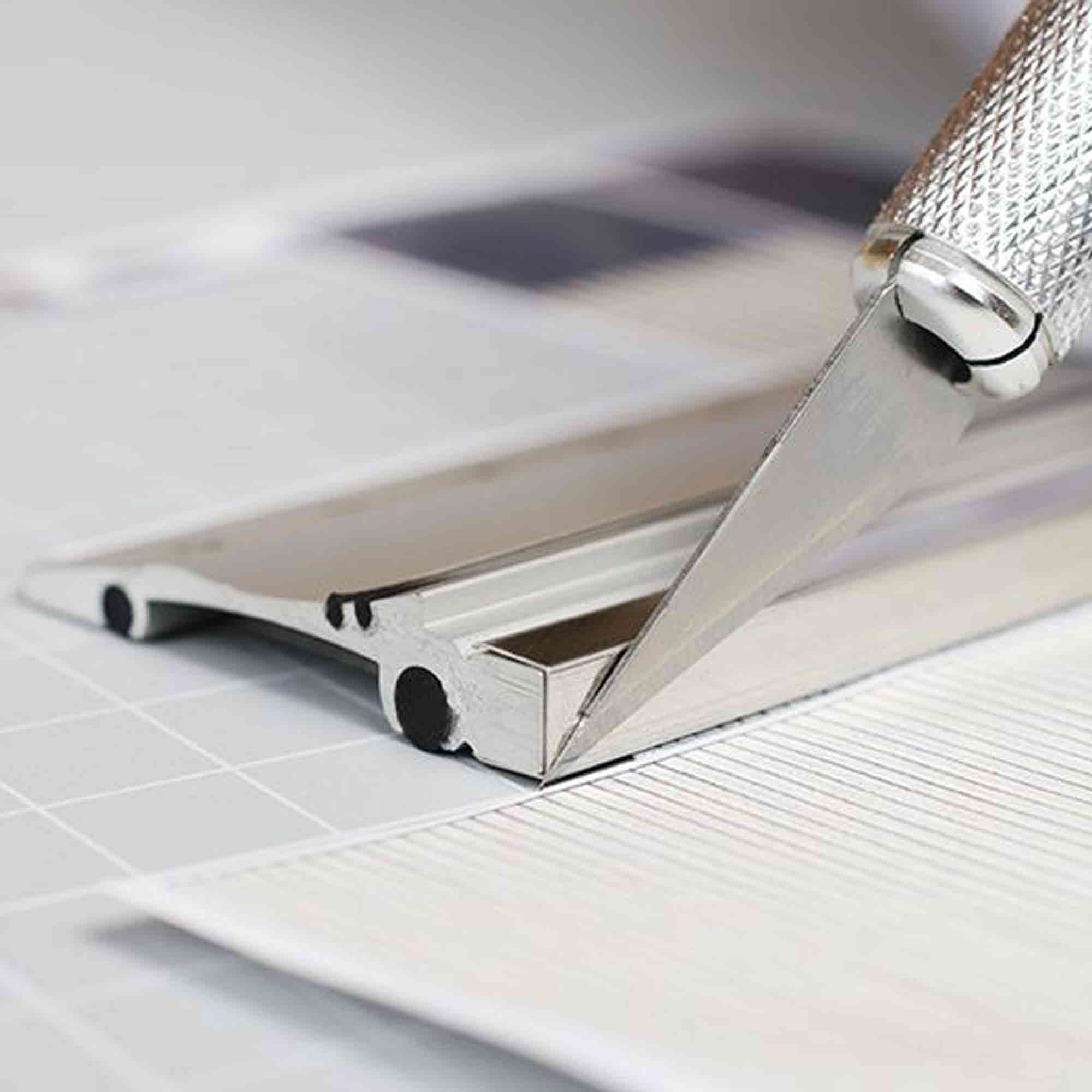 Aluminium-Schneidelineal – rutschfest auf Schneidematte Schneidelineal aus Aluminium mit Stahlkante auf Schneidematte