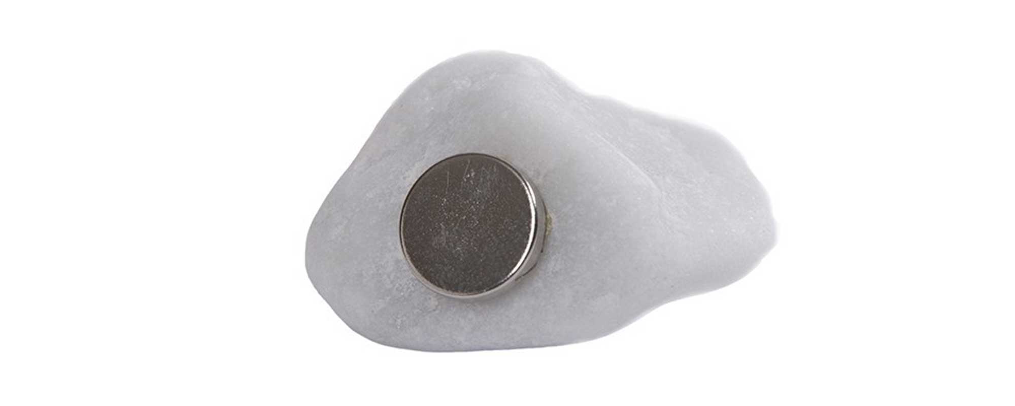 Magnete sicher kleben: Die 4 besten Methoden im Test Fixieren von Magneten mit Sekundenkleber auf einer Kunststoffoberfläche.