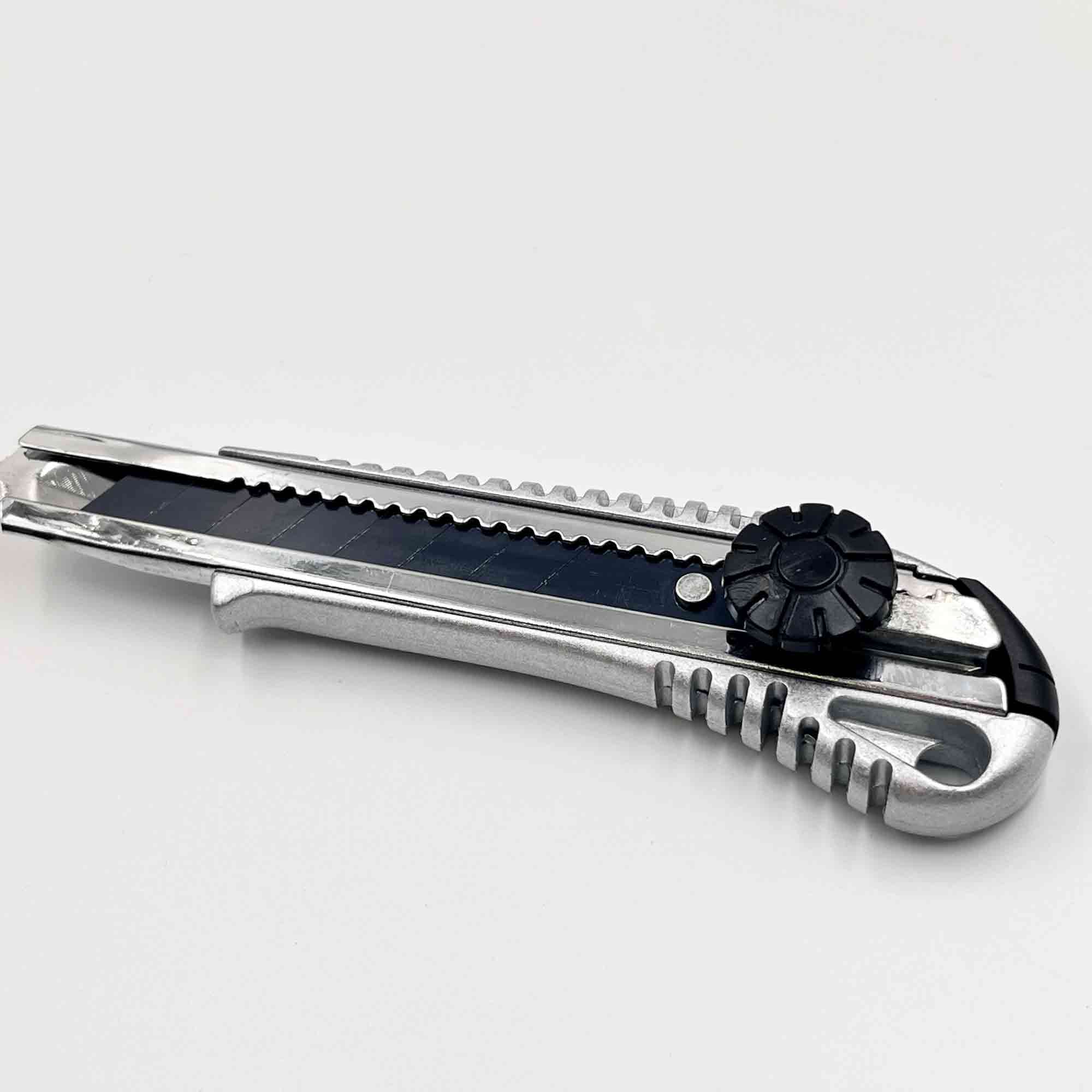 Profi-Cutter mit schwarzer SK2-Carbonstahlklinge – 18 mm Profi-Cutter mit schwarzer SK2-Carbonstahlklinge – 18 mm