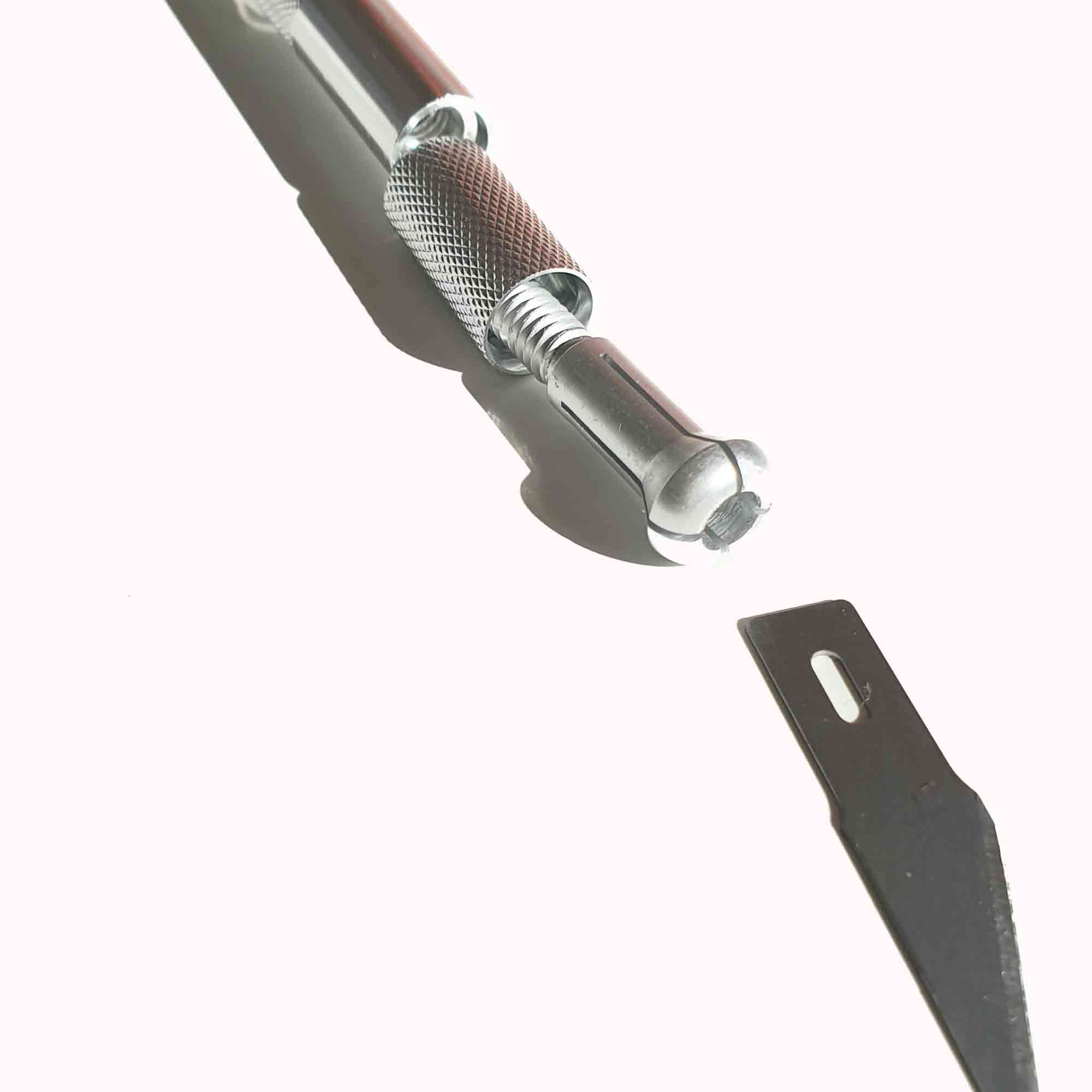 Klingenwechsel leicht gemacht – mit Schraubvorrichtung Nahaufnahme vom Klingenwechsel am Grafikmesser mit Schraubmechanik