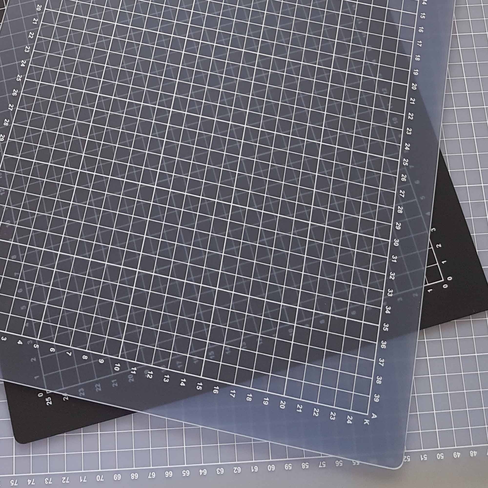 Transparente, selbstheilende Schneidematte mit Raster für präzises Zuschneiden im professionellen Umfeld Transparente Schneidematte – selbstheilend & präzise für technische Anwendungen