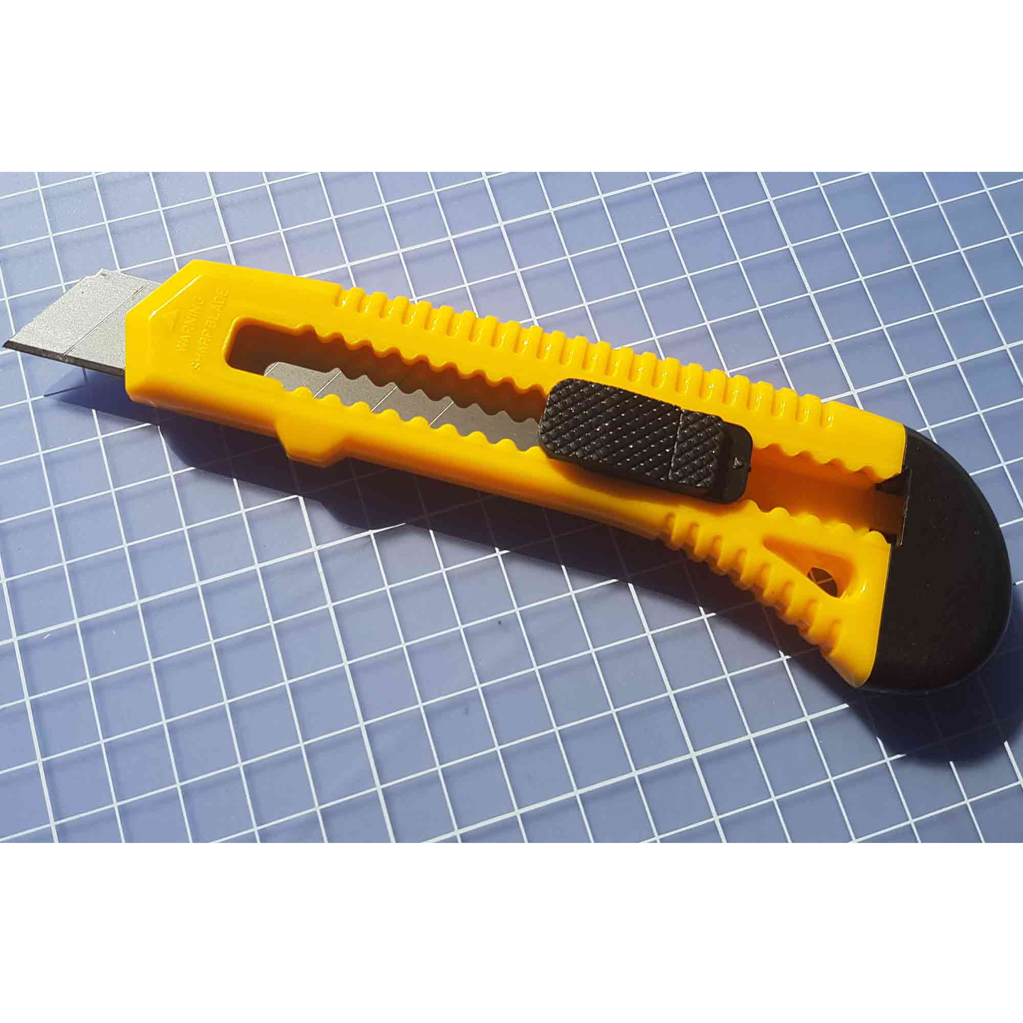 Cuttermesser Kunststoff 18 mm Cutter aus Kunststoff mit 18 mm Klinge