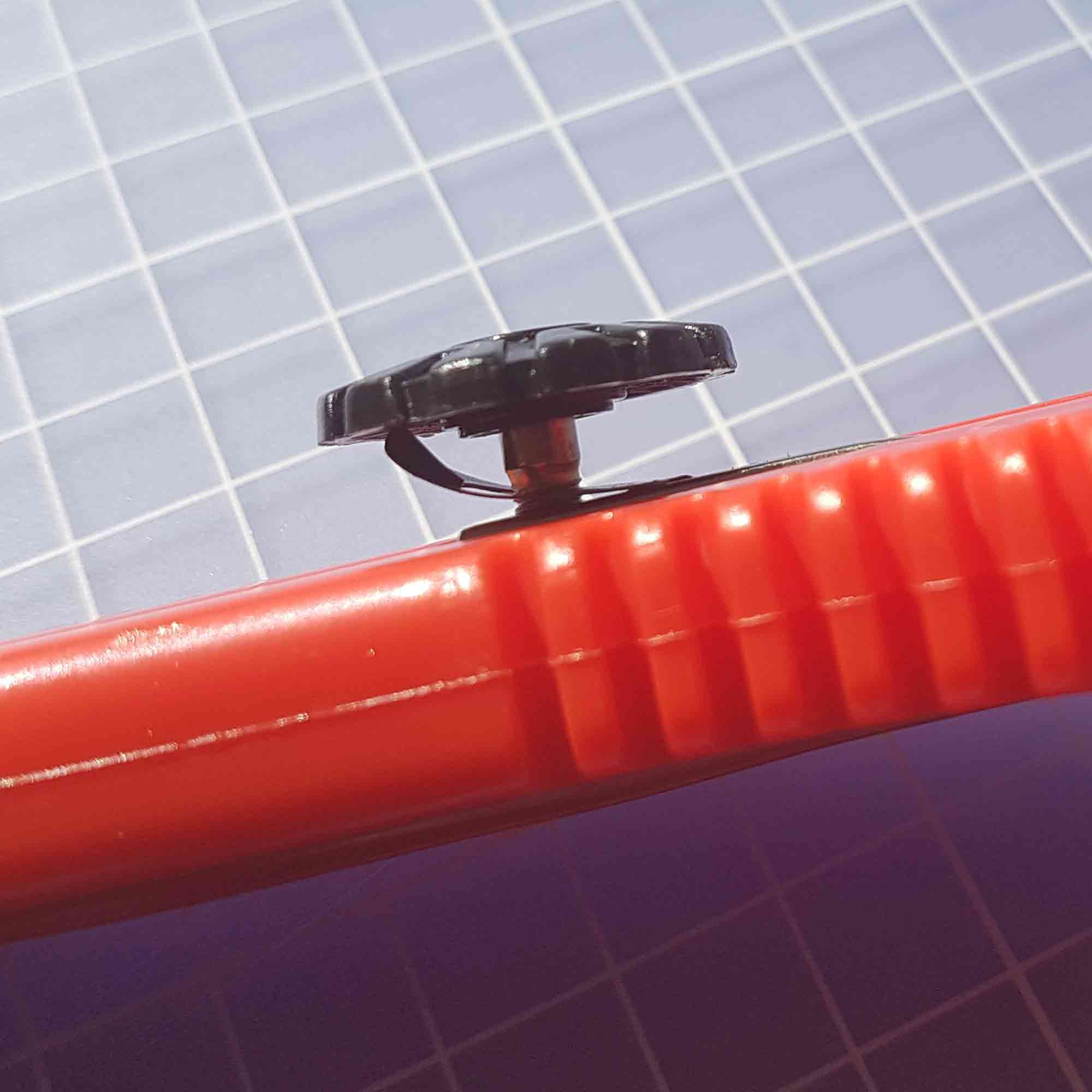 Das Messer liegt auf einem Schneidetisch mit Verpackungsmaterialien im Hintergrund – Zielgruppe Druckerei und Konfektion. Profi-Messer als Werkzeug für Konfektionierung und Druckerei