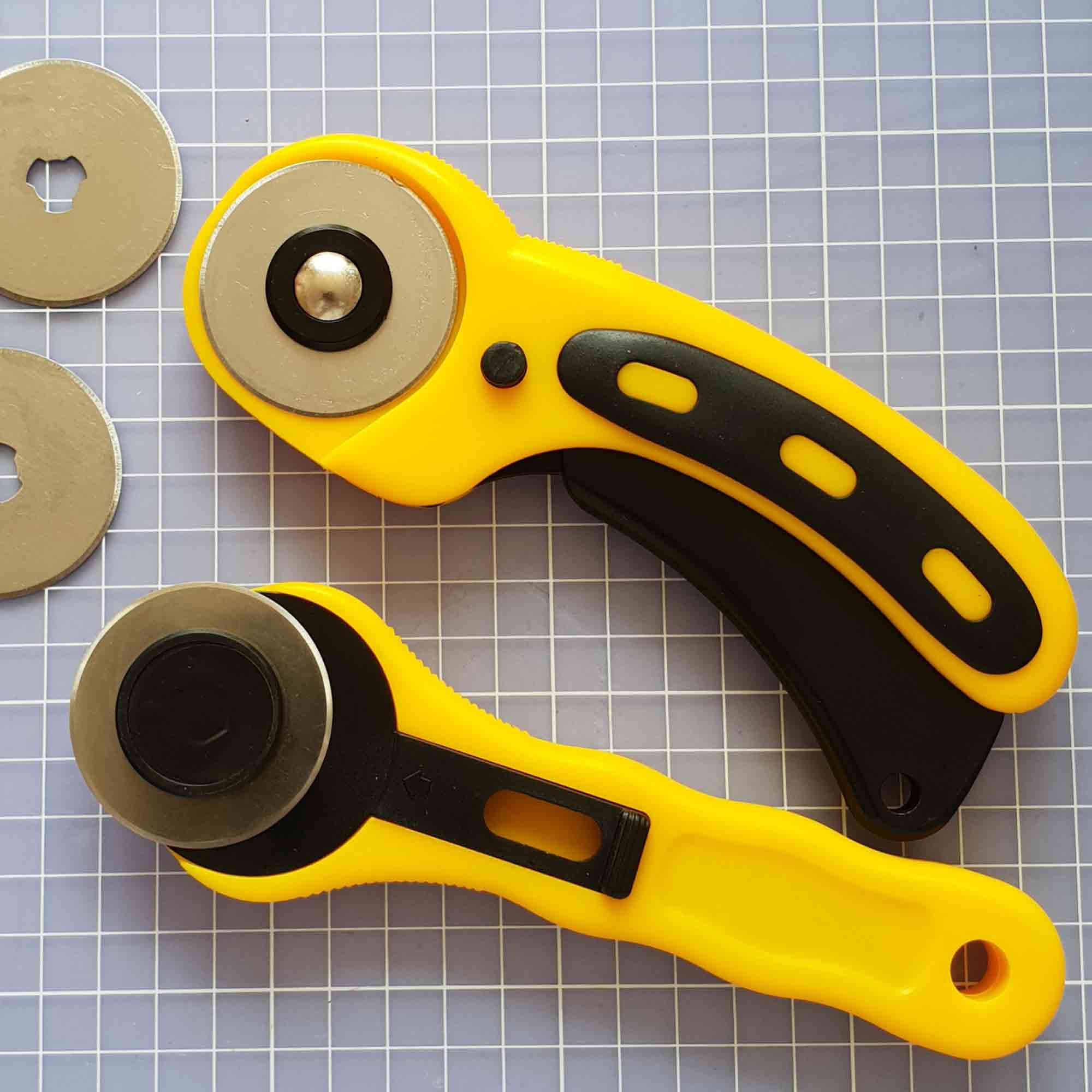 Rollcutter in industrieller Umgebung auf Schneidematte mit Textilbahnen Ergonomischer Rollschneider für den industriellen Einsatz mit 45 mm Klinge