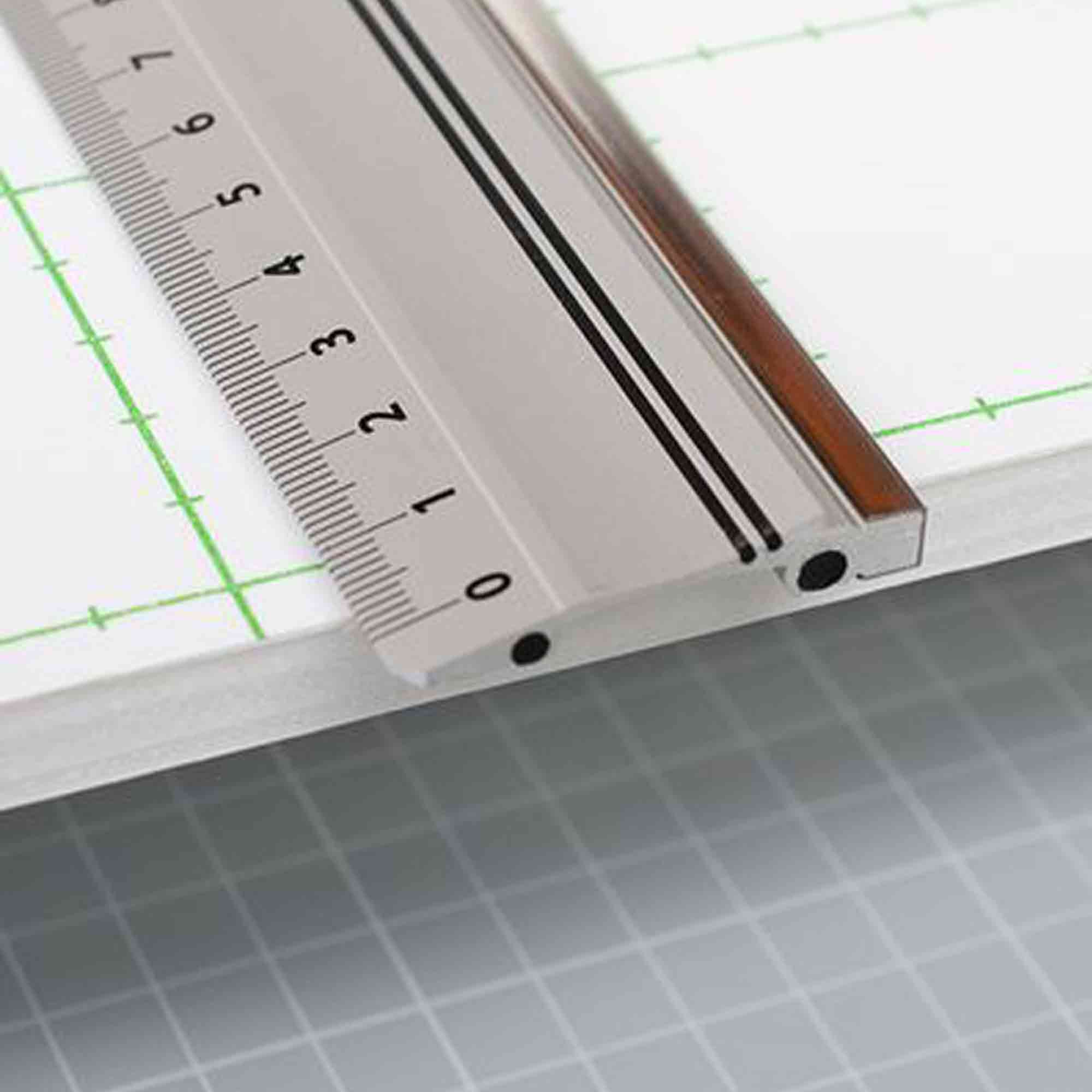 Schneidelineal mit Antirutsch-Beschichtung auf glatten Oberflächen Aluminium-Schneidelineal haftet rutschfest auf glatter Oberfläche